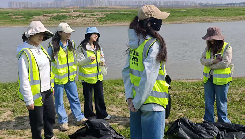 武漢凱迪正大電氣有限公司攜手“萬袋計劃”開展府河生態保護團建活動